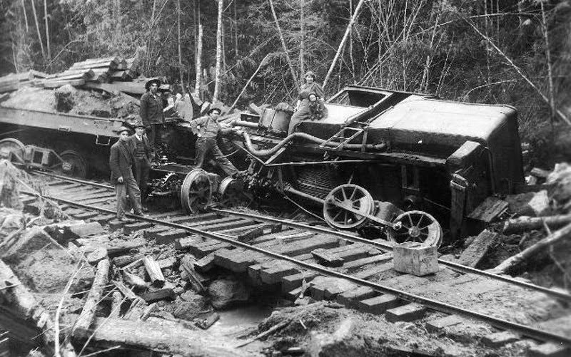 Togvelt
Fotografiet viser et avsporet lokomotiv i en tømmerleir. Bildet er tatt i 1918 i Wickersham, Washington av Hans Gyland. Eier: Kristine Waldeland, Egersund. Plassering: Einar Birkeland, Sokndal